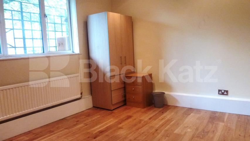 			IDEAL FOR 3 SHARERS!, 2 Bedroom, 1 bath, 1 reception Flat			 Rochester Square, CAMDEN  